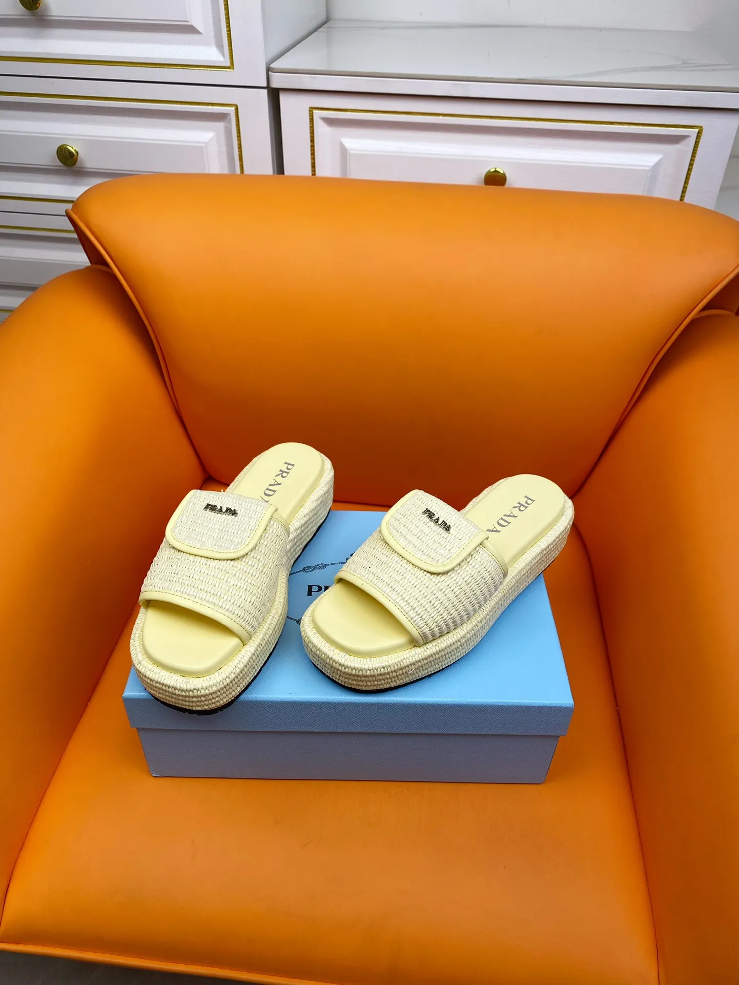 👟👟Ex-factory price 520👟👟 PRADA 2024ss raffia woven slippers This year's popular straw series, lazy people's must-have slippers are so good-looking on the feet. The whole pair of shoes is light, comfortable and bright colors meet the various choices of fashionable people of different styles! Original custom-made raffia Sheepskin lining 1:1 open mold outsole Size number: 35-39 (40 customizations are not returnable)
